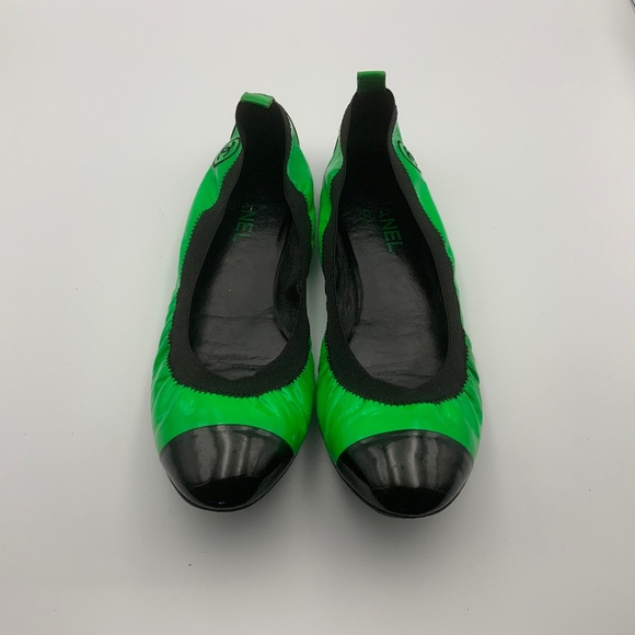 CHANEL LOGO PATENT LEATHER BALLET FLATS - Picture 1 of 6